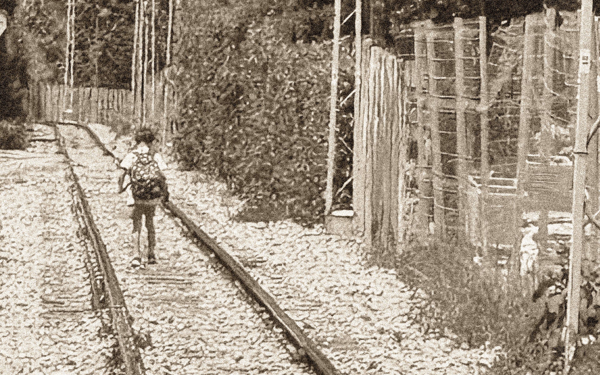 Kleiner Junge, der Bahnschienen entlang läuft, Selbstfindung und Authenzität